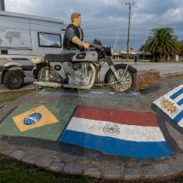 IMG_5097 03/05/2019 - Les argentins aiment bien les motos, c'est sûr, ils en font même des monuments. Argentians love motorbikes so much so they even make monuments to...